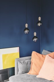 Halo Ø5 Noir De Halo Design - La base robuste en métal noir offre un look sophistiqué qui s'intègre parfaitement au-dessus de la cuisine, dans le couloir ou dans le cadre d'un éclairage de groupe.