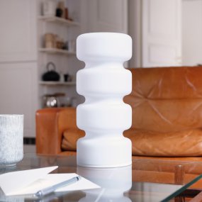 Olive 28cm Blanc lampe de table De Dyberg Larsen - Olive kombinerar funktion och estetik p&aring; ett unikt s&auml;tt och blir en stilfull inredningsdetalj i ditt hem.