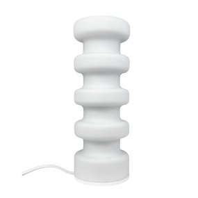 Luna 33cm Blanc lampe de table De Dyberg Larsen - L&aring;t Luna bordslampa bli rummets blickf&aring;ng med sitt f&ouml;rtrollande sken i opalglas och skapa en unik atmosf&auml;r.