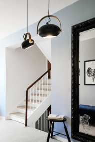 D.C Ø18 Noir De Halo Design - Le cadre en ch&ecirc;ne plaqu&eacute; remplit &eacute;galement une fonction importante en termes de rotation et d'angle de l'abat-jour pour diffuser la lumi&egrave;re l&agrave; o&ugrave; vous le souhaitez.