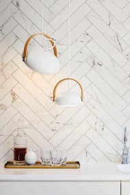 D.C Ø26 Blanc De Halo Design - Le cadre en ch&ecirc;ne plaqu&eacute; remplit &eacute;galement une fonction importante en termes de rotation et d'angle de l'abat-jour pour diffuser la lumi&egrave;re l&agrave; o&ugrave; vous le souhaitez.