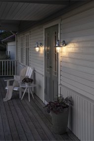 Napoli Galvanisé à chaud lampe d’extérieur De Konstsmide - Le design classique de la lampe avec un dôme en verre rond et un large abat-jour diffuse une lumière chaude et agréable, parfaite pour éclairer les entrées et les terrasses.