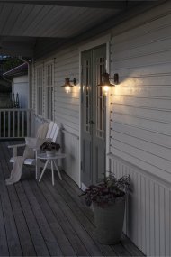 Napoli Rouiller lampe d’extérieur De Konstsmide - Le design classique de la lampe avec un dôme en verre rond et un large abat-jour diffuse une lumière chaude et agréable, parfaite pour éclairer les entrées et les terrasses.