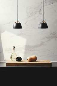 Oslo Ø16 Noir De Halo Design - Les détails uniques en bois clair confèrent à la lampe une touche nordique et créent une combinaison harmonieuse de nature et de minimalisme.