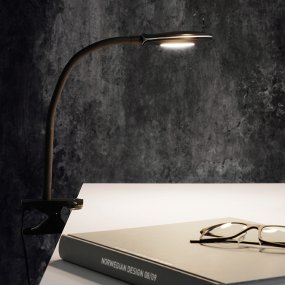 Fix Noir lampe à pince De Halo Design - Le bras mobile avec écran plat est doté d'une LED 4W intégrée qui délivre une lumière blanche chaude de 180 lm et 3000 K.