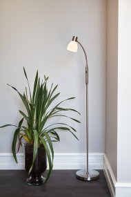 Hudson 1 Acier lampadaire De Halo Design - Une combinaison parfaite de style et de fonctionnalité qui ajoute à la fois élégance et éclairage pratique à votre maison.