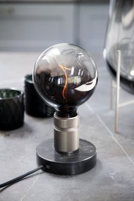 Halo 10cm Gris foncé lampe de table De Halo Design - Halo est une lampe de table élégante avec un design moderne et une touche industrielle.