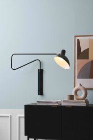 Metropole Deluxe 23cm Noir applique murale De Halo Design - Sa construction élégante en métal noir mat avec des détails en laiton lui confère un look sophistiqué, tandis que le bras réglable permet d'ajuster facilement la lumière en fonction de vos besoins.