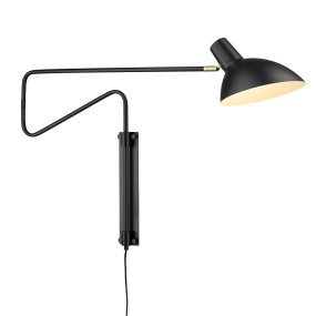 Metropole Deluxe 23cm Noir applique murale De Halo Design - Sa construction élégante en métal noir mat avec des détails en laiton lui confère un look sophistiqué, tandis que le bras réglable permet d'ajuster facilement la lumière en fonction de vos besoins.