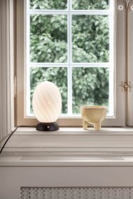 Twist 22cm Noir lampe de table De Halo Design - Découvrez Twist – l'élégante lampe de table au design sculptural sophistiqué et à la fonction tactile pratique pour un allumage et un extinction faciles.