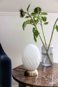 Twist 22cm Laiton lampe de table De Halo Design - Découvrez Twist – l'élégante lampe de table au design sculptural sophistiqué et à la fonction tactile pratique pour un allumage et un extinction faciles.