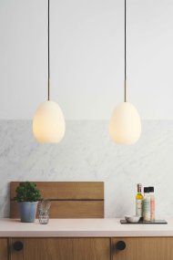 Bodø Ø20 Blanc De Halo Design - La surface lisse et la forme ronde du verre opale assurent une fine r&eacute;partition de la lumi&egrave;re dans la pi&egrave;ce et, en combinaison avec les d&eacute;tails en laiton, ajoutent de l'&eacute;l&eacute;gance.