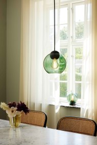 Bubbles Ø18 Vert De Halo Design - Le verre vert associé aux détails en métal noir mat ajoute de l'élégance et, une fois allumé, assure une belle répartition de la lumière dans la pièce.