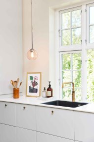 Bubbles Ø18 Rose suspension De Halo Design - Le verre rose associé aux détails chromés ajoute de l'élégance et, une fois allumé, assure une belle répartition de la lumière dans la pièce.