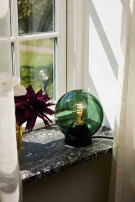Bubbles 20cm Vert lampe de table De Halo Design - Le verre vert associé aux détails en métal noir mat ajoute de l'élégance et, une fois allumé, assure une belle répartition de la lumière dans la pièce.