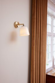 Room 49 Ø15 Laiton antique applique murale De Halo Design - Room 49 est un &eacute;quilibre parfait entre fonctionnalit&eacute; et design &ndash; une lampe qui met en valeur n&#39;importe quelle pi&egrave;ce.