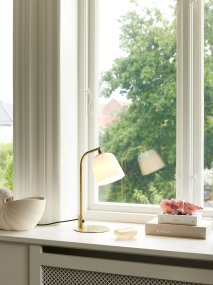 Room 49 40cm Laiton antique lampe de table De Halo Design - Cette lampe de table &eacute;l&eacute;gante avec une base en laiton &eacute;l&eacute;gante et un abat-jour en verre d&eacute;poli est &agrave; la fois fonctionnelle et d&eacute;corative.