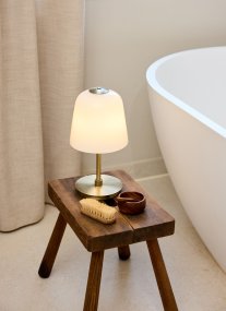 Room 49 28cm Laiton antique portable De Halo Design - Room 49 est la s&eacute;rie de lampes qui allie design scandinave et fonctionnalit&eacute; dans un chef-d'&oelig;uvre exclusif.