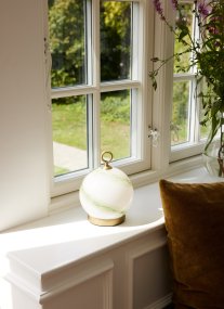 Stockholm 20cm Vert portable De Halo Design - Grâce à la fonction de gradation, il est polyvalent et adapté à toutes les occasions, ce qui en fait un détail de décoration intérieure élégant et pratique.