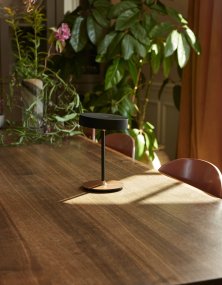 On The Move 20cm Noir portable De Halo Design - Grâce à sa forme sphérique et à sa fonction magnétique, l'abat-jour peut être facilement tourné et incliné pour diriger la lumière.