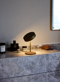 On The Move 20cm Laiton antique portable De Halo Design - Gr&acirc;ce &agrave; sa forme sph&eacute;rique et &agrave; sa fonction magn&eacute;tique, l'abat-jour peut &ecirc;tre facilement tourn&eacute; et inclin&eacute; pour diriger la lumi&egrave;re.