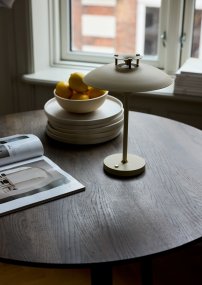 Stepp One-Two -Three 30cm Crème portable De Halo Design - La lampe a un indice de protection IP45 et est donc protégée contre l'humidité et la poussière.