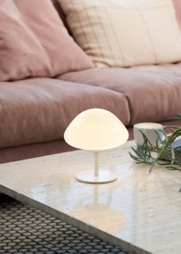 Mini Mush 17cm Blanc lampe de table De Halo Design - L'abat-jour unique en forme de vague offre une répartition de la lumière douce et agréable et est parfait pour créer une atmosphère chaleureuse dans n'importe quelle pièce.