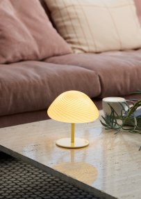 Mini Mush 17cm Crème lampe de table De Halo Design - L'abat-jour unique en forme de vague offre une r&eacute;partition de la lumi&egrave;re douce et agr&eacute;able et est parfait pour cr&eacute;er une atmosph&egrave;re chaleureuse dans n'importe quelle pi&egrave;ce.