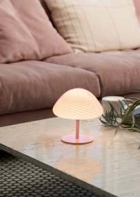 Mini Mush 17cm Rose lampe de table De Halo Design - L'abat-jour unique en forme de vague offre une répartition de la lumière douce et agréable et est parfait pour créer une atmosphère chaleureuse dans n'importe quelle pièce.