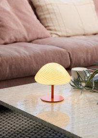 Mini Mush 17cm Orange lampe de table De Halo Design - L&#39;abat-jour unique en forme de vague offre une r&eacute;partition de la lumi&egrave;re douce et agr&eacute;able et est parfait pour cr&eacute;er une atmosph&egrave;re chaleureuse dans n&#39;importe quelle pi&egrave;ce.