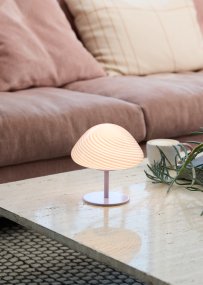 Mini Mush 17cm Violet lampe de table De Halo Design - L'abat-jour unique en forme de vague offre une répartition de la lumière douce et agréable et est parfait pour créer une atmosphère chaleureuse dans n'importe quelle pièce.
