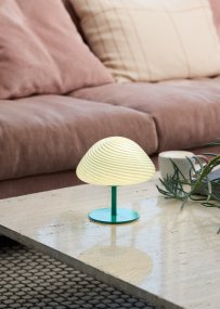 Mini Mush 17cm Turquoise lampe de table De Halo Design - L'abat-jour unique en forme de vague offre une répartition de la lumière douce et agréable et est parfait pour créer une atmosphère chaleureuse dans n'importe quelle pièce.