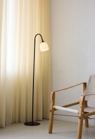 Glow 1 Noir lampadaire De Halo Design - L'abat-jour en verre opale assure une répartition agréable de la lumière dans la pièce et le bras est mobile, vous pouvez donc utiliser la lampe à la fois comme lampe de lecture et comme éclairage général décoratif.