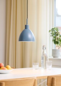 Rock Ø20 Pétrole suspension De Halo Design - Avec son design simple et intemporel, Rock est idéal pour la table de la cuisine, la salle à manger ou le plan de travail, où il fournit une lumière directe et agréable.