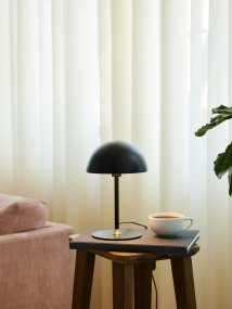 Boogie 25cm Noir mat lampe de table De Halo Design - Il est recommand&eacute; de le placer sur la table d'appoint, la commode ou la table de chevet.