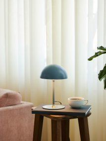 Boogie 25cm Bleu lampe de table De Halo Design - Il est recommandé de le placer sur la table d'appoint, la commode ou la table de chevet.