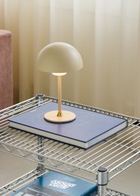 Moon Light 27cm Crème portable De Halo Design - Gr&acirc;ce au panneau tactile int&eacute;gr&eacute; sur le dessus, vous pouvez facilement l'allumer et l'&eacute;teindre et r&eacute;gler la luminosit&eacute; sur trois niveaux.