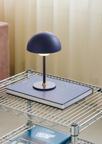 Moon Light 27cm Bleu portable De Halo Design - Gr&acirc;ce au panneau tactile int&eacute;gr&eacute; sur le dessus, vous pouvez facilement l'allumer et l'&eacute;teindre et r&eacute;gler la luminosit&eacute; sur trois niveaux.