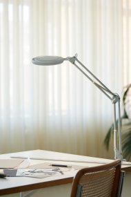Magni Archi Blanc lampe à pince De Halo Design - Magni est une lampe de bureau pratique que vous pouvez facilement fixer au bord de la table à l'aide de la pince.