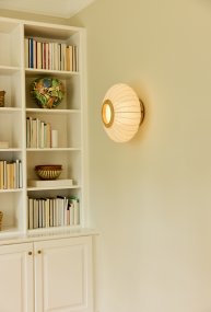 Balloon Ø40 Blanc crémeux plafonnier De Halo Design - Son abat-jour arrondi et légèrement aplati, en tissu blanc crème à l'aspect lin, est rehaussé d'éléments décoratifs en bois massif, conférant au luminaire une allure chaleureuse et harmonieuse.