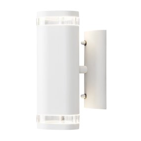 Modena II Blanc De Konstsmide - La lumi&egrave;re, diffus&eacute;e vers le haut et vers le bas, offre un &eacute;clairage d&eacute;coratif et efficace qui met en valeur la fa&ccedil;ade et cr&eacute;e une ambiance chaleureuse dans le jardin.