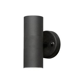 Modena Noir De Konstsmide - Modena est une applique murale moderne en aluminium laqu&eacute; noir et verre transparent, qui conf&egrave;re une allure &eacute;l&eacute;gante et intemporelle &agrave; toute fa&ccedil;ade.