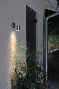 Modena Inoxydable De Konstsmide - La lampe dirige la lumi&egrave;re vers le bas et cr&eacute;e une lueur douce et agr&eacute;able qui offre s&eacute;curit&eacute; et &eacute;l&eacute;gance dans les espaces ext&eacute;rieurs.
