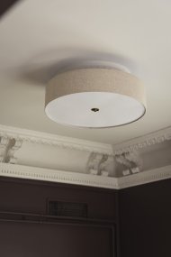 Noah Ø65 Beige plafonnier De Globen Lighting - Le plafonnier Noah, fabriqué artisanalement en lin teint, est un élément décoratif à la fois simple et élégant.