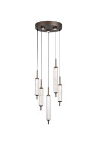 Cattail Ø37 Brun suspension De Searchlight - Cinq abat-jour cylindriques c&ocirc;tel&eacute;s en verre transparent sont suspendus avec gr&acirc;ce &agrave; une rosace ronde aux tons bruns, dont la forme &eacute;voque les roseaux.