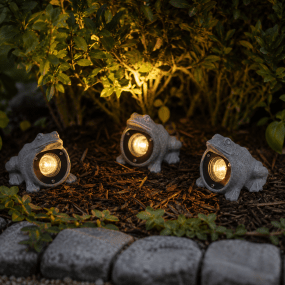 Amalfi Grenouilles Gris De Konstsmide - Ce set se compose de trois grenouilles d&eacute;coratives dot&eacute;es de LED int&eacute;gr&eacute;es qui diffusent une douce lumi&egrave;re blanche chaude, id&eacute;ale pour cr&eacute;er une ambiance chaleureuse au jardin, au bord de l'eau ou sur la terrasse.