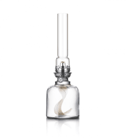 Kungsholmen Transparent De Karlskrona lampfabrik - La lampe du conducteur de train &ndash; comme on l'appelait &agrave; l'origine &ndash; est une petite lampe de remplacement pour la cabine du conducteur de train, qui est d&eacute;sormais disponible en trois tailles et diff&eacute;rentes couleurs et est devenue l'un de nos classiques les plus populaires.