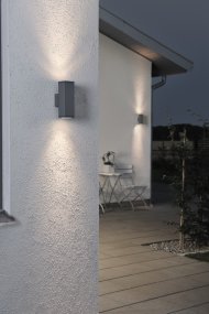 Monza Gris foncé lampe d’extérieur De Konstsmide - Le design minimaliste et rectangulaire ajoute une touche sophistiquée et crée un beau jeu de lumière qui met en valeur la façade.