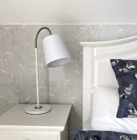 Ljusdal 50cm Blanc lampe de bureau De Aneta Lighting - Le bras flexible permet de diriger facilement la lumière là où vous en avez besoin, faisant de Ljusdal un choix fonctionnel et élégant pour votre maison.