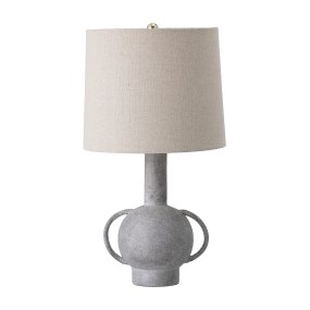 Kean 58cm Gris De Bloomingville - La lampe de table Kean est une lampe polyvalente en terre cuite, &agrave; la forme nordique &eacute;l&eacute;gante et &agrave; la jolie teinte grise, qui s'int&egrave;gre parfaitement &agrave; la plupart des int&eacute;rieurs.